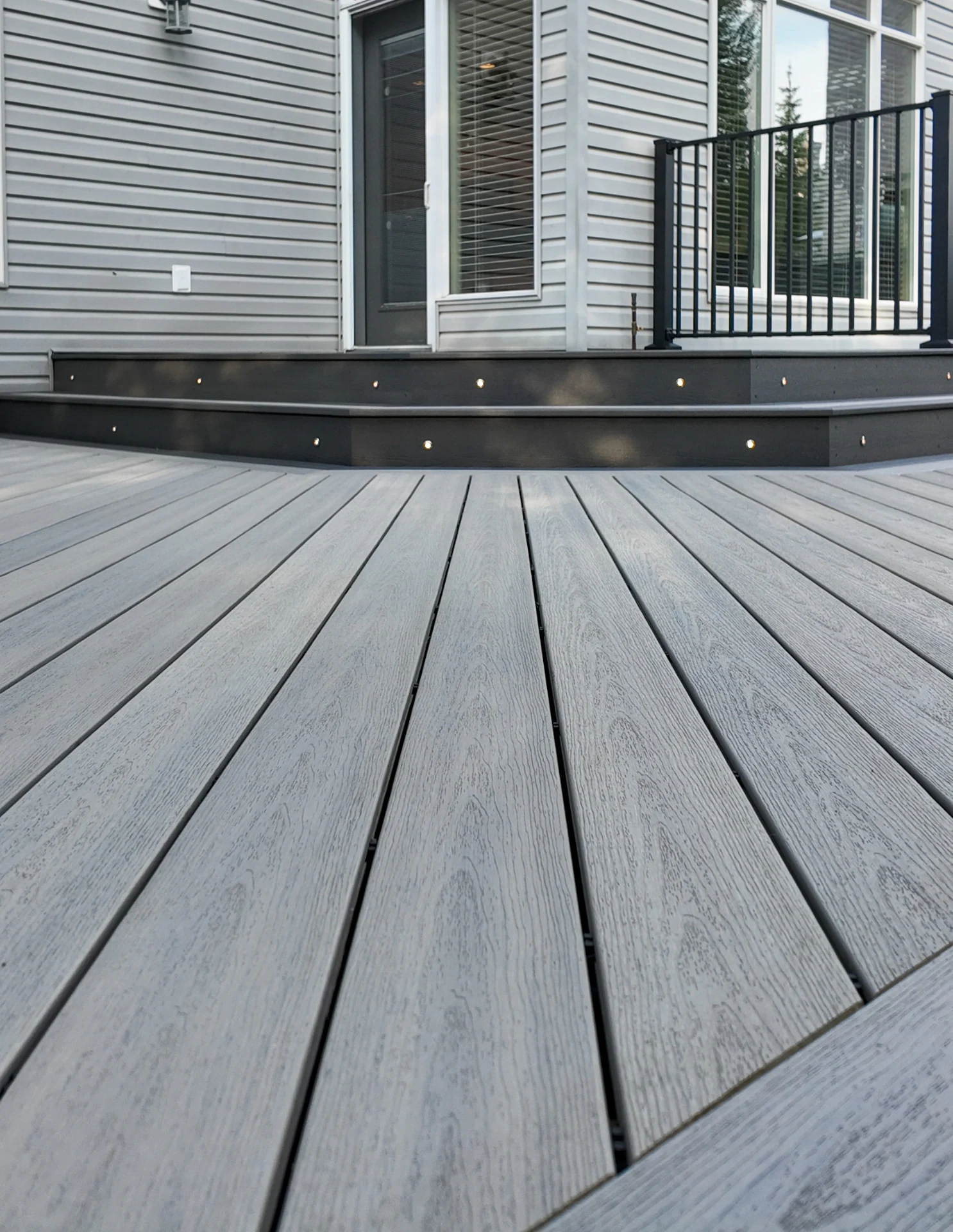 Fiberon deck with wraparound stairs — photo 7