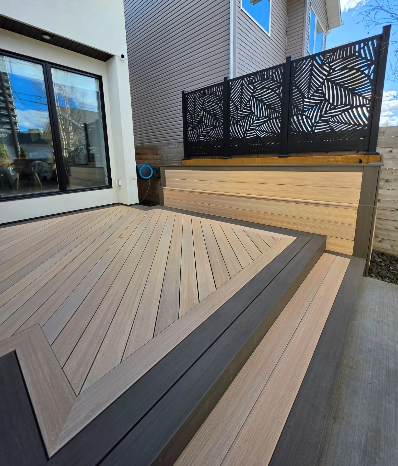Fiberon two-tone deck with privacy screens & planter — photo 3