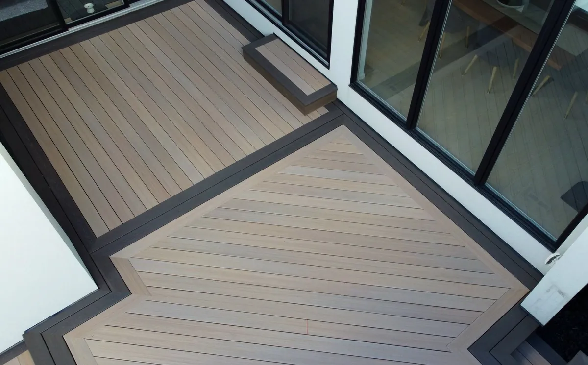 Fiberon two-tone deck with privacy screens & planter