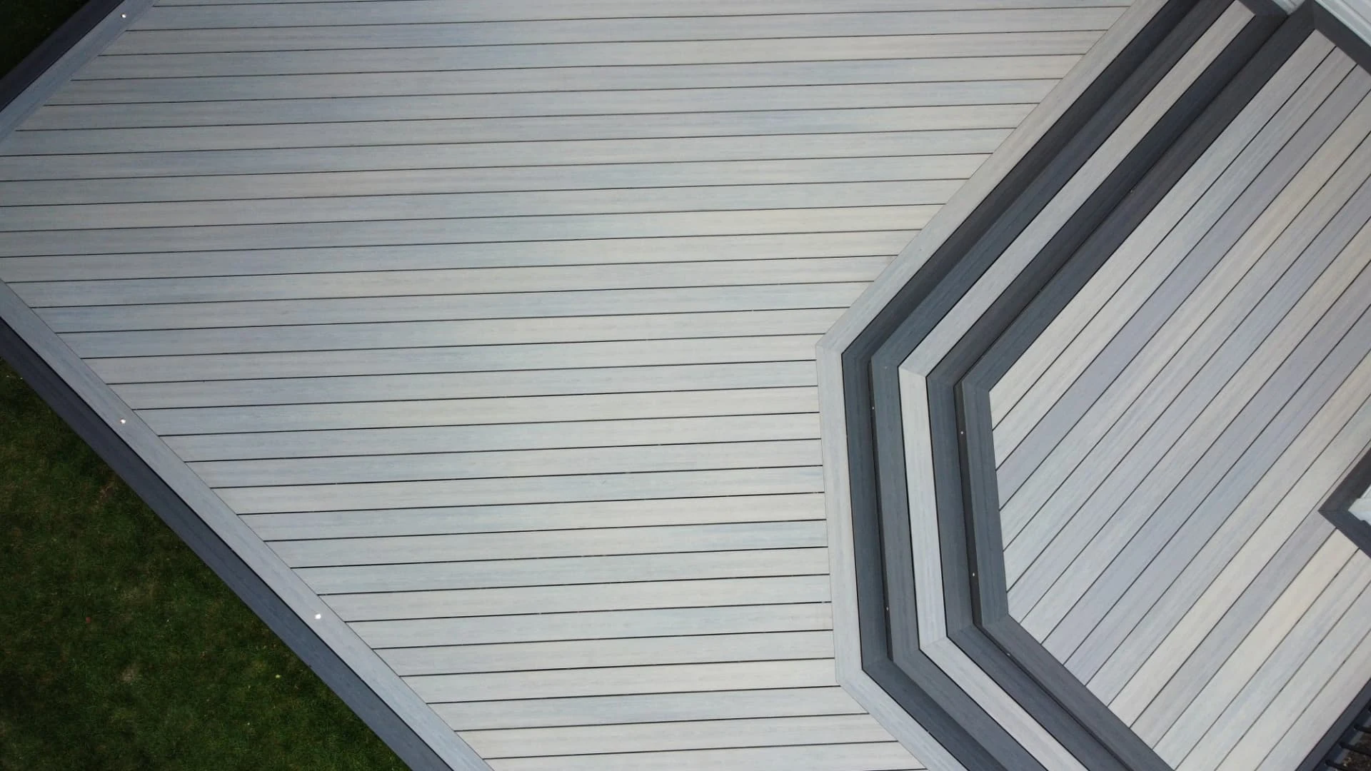Fiberon deck with wraparound stairs — photo 9