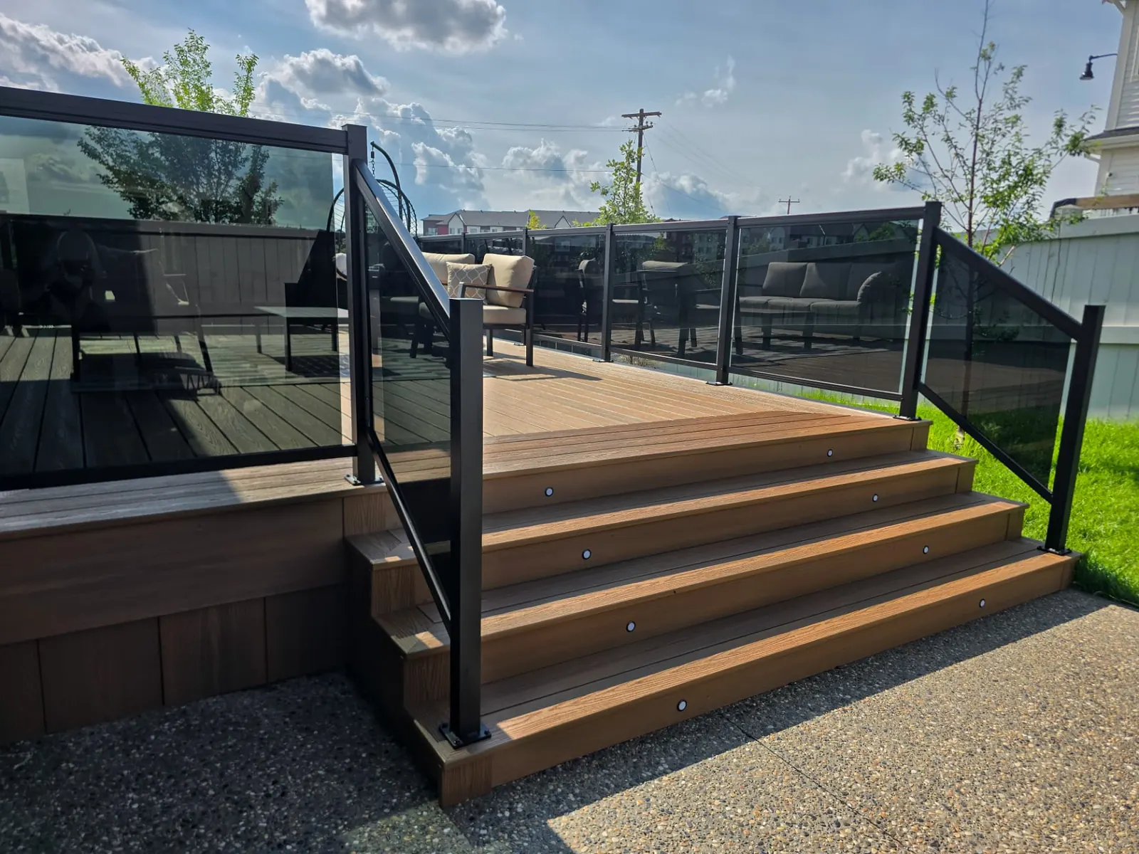 Fiberon deck with triple picture framing and glass railing — photo 4