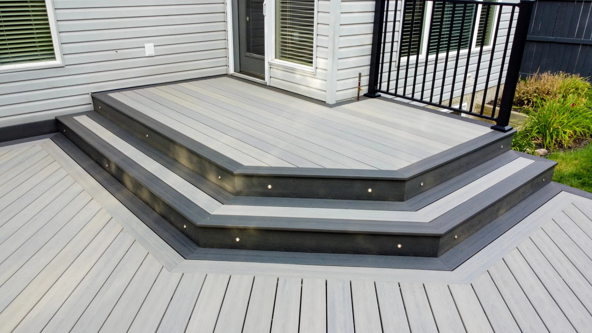 Fiberon deck with wraparound stairs — photo 6