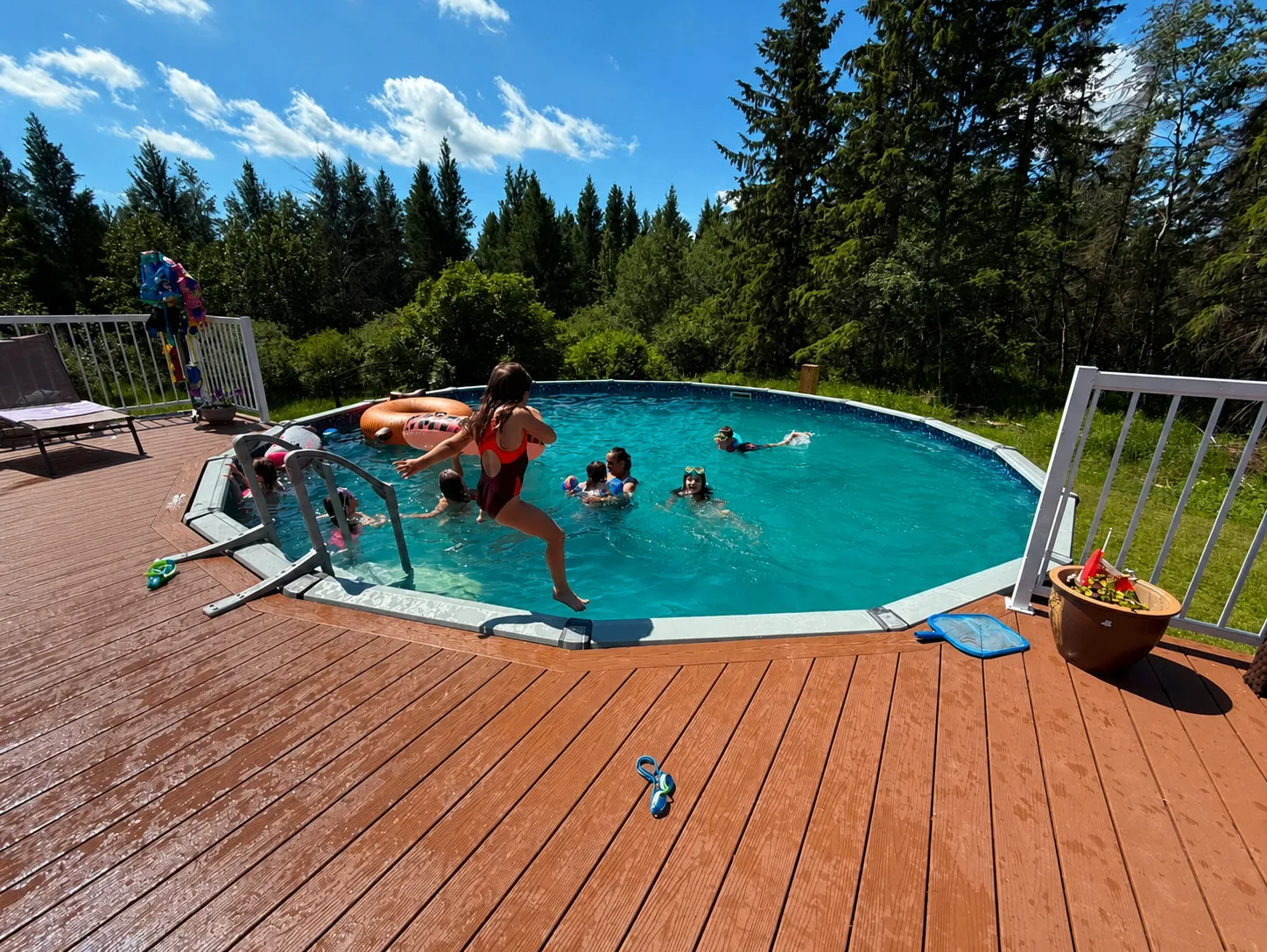 Family enjoying the Fiberon wraparound pool deck
