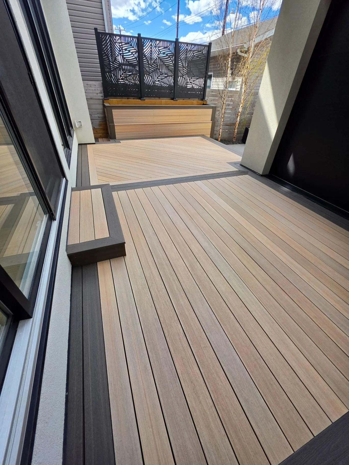 Fiberon two-tone deck with privacy screens & planter — photo 5