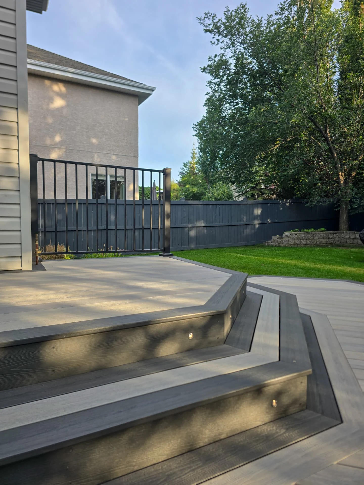 Fiberon deck with wraparound stairs — photo 4
