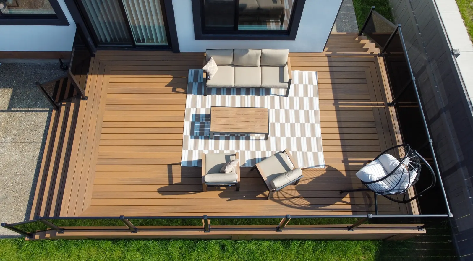 Fiberon deck with triple picture framing and glass railing — photo 3
