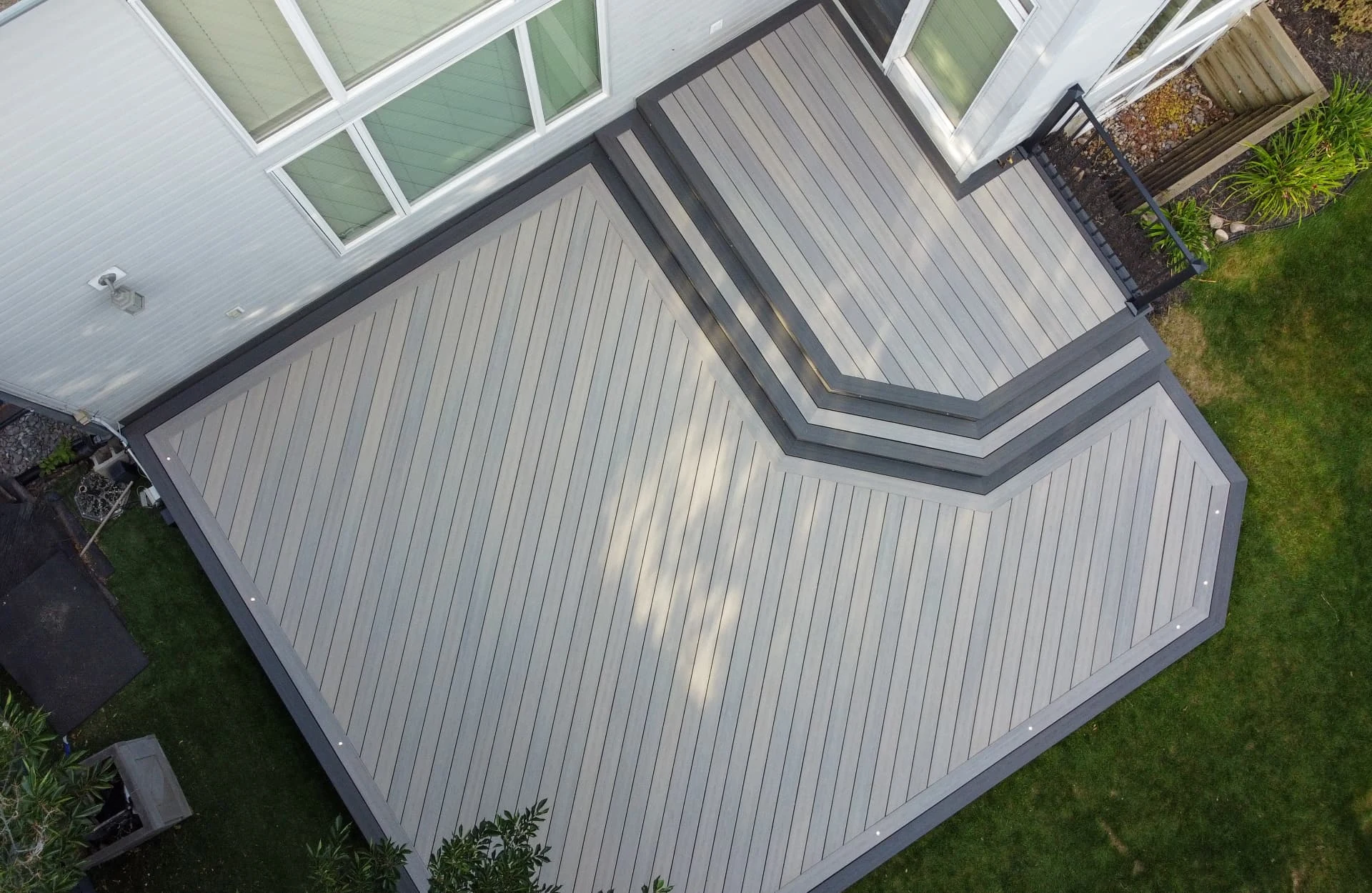 Fiberon deck with wraparound stairs — photo 8