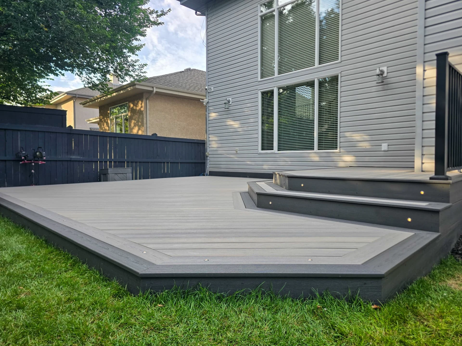 Fiberon deck with wraparound stairs — photo 3