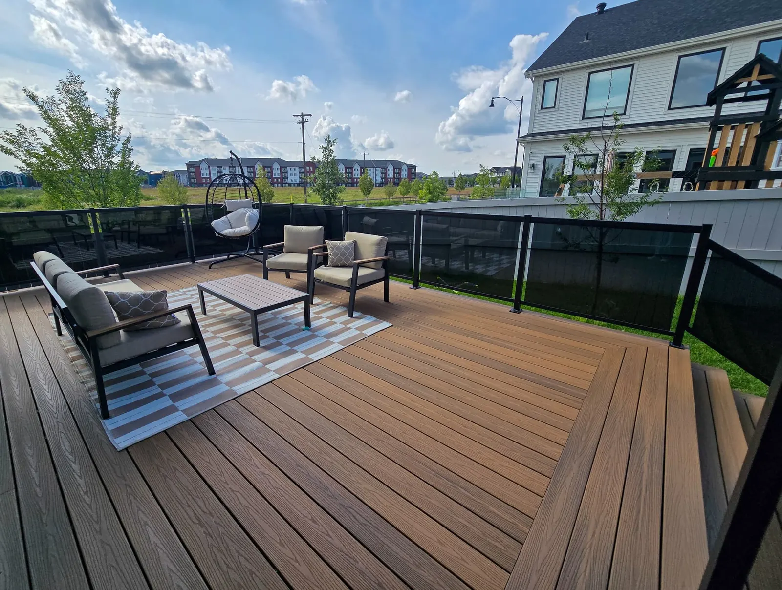 Fiberon deck with triple picture framing and glass railing — photo 6