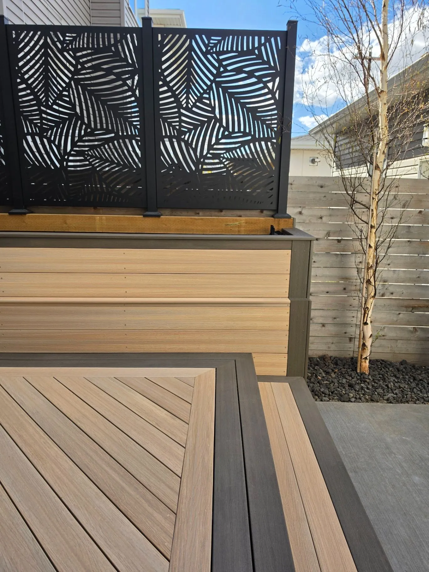 Fiberon two-tone deck with privacy screens & planter — photo 6