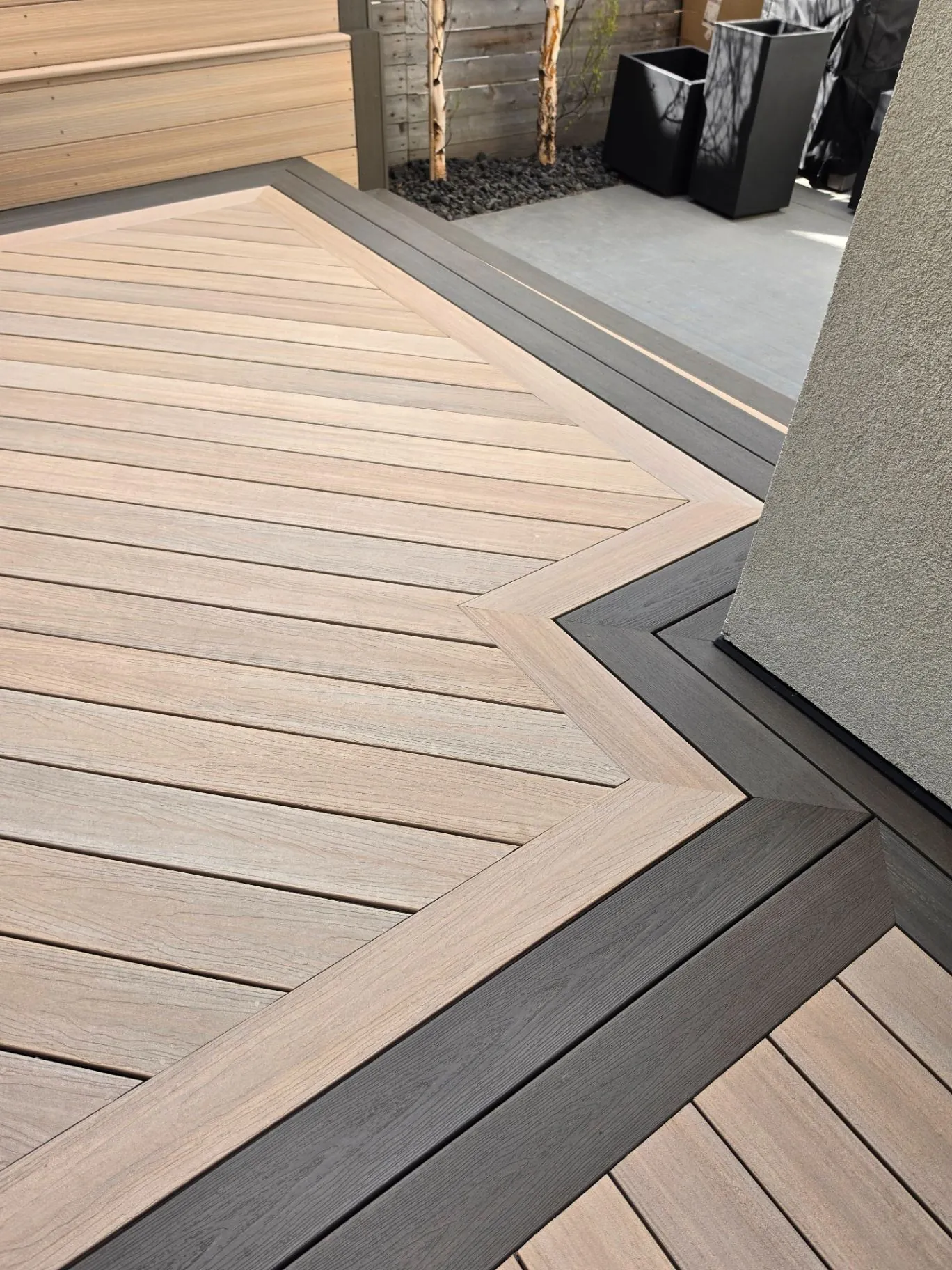 Fiberon two-tone deck with privacy screens & planter — photo 4