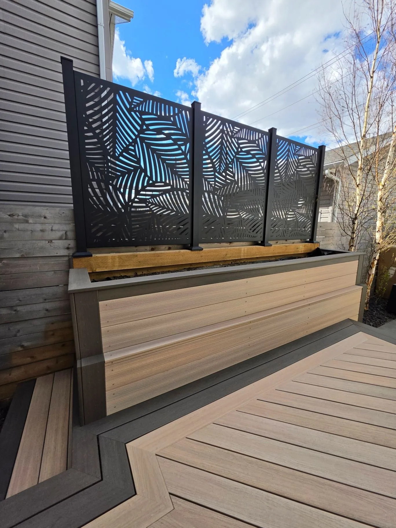 Fiberon two-tone deck with privacy screens & planter — photo 2
