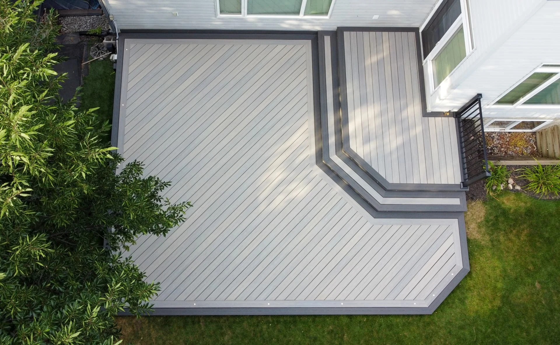 Fiberon deck with wraparound stairs — photo 2