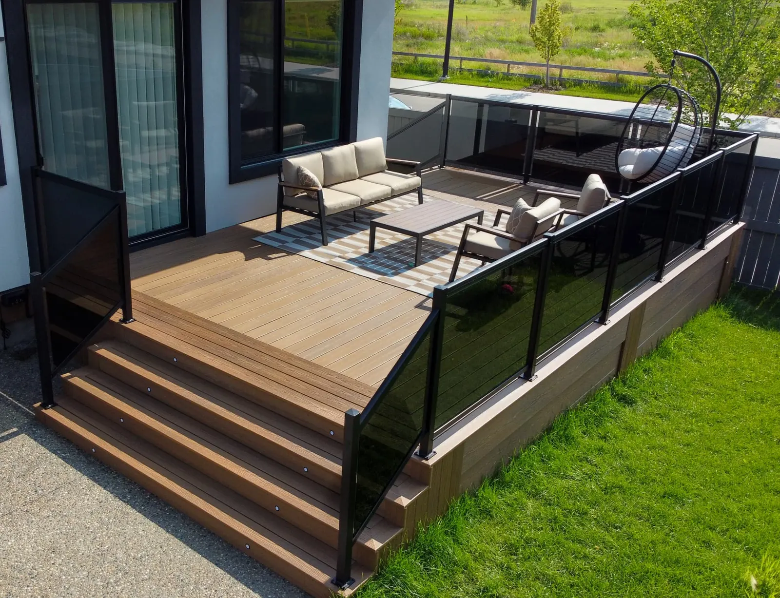 Fiberon deck with triple picture framing and glass railing — photo 5